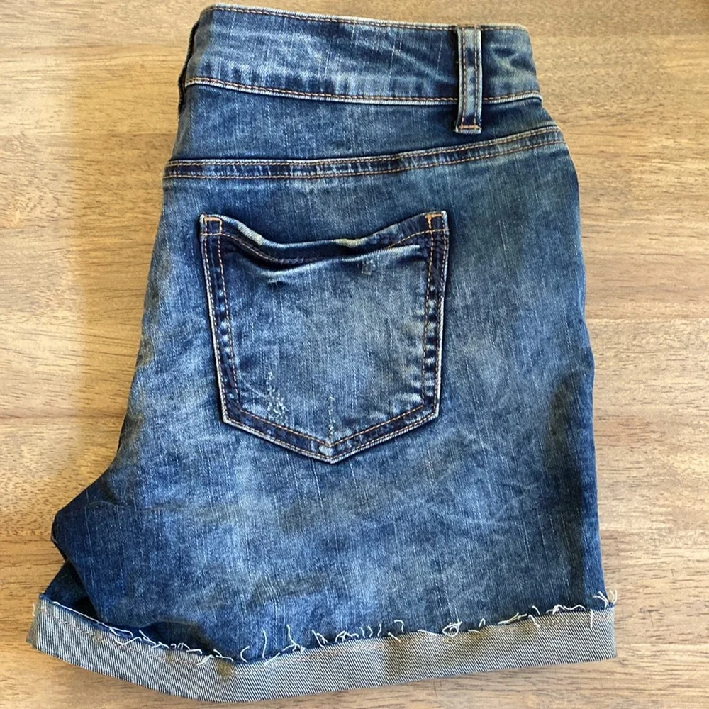 🩳NWOT Distressed Denim Shorts🩳 - Picture 2 of 6